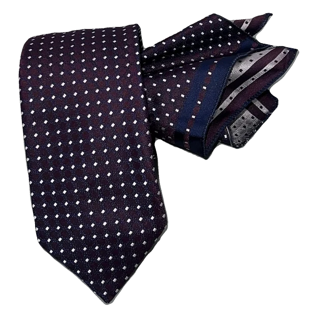 Corbata burdeos, con dibujo en marino y punto en gris claro. Pañuelo a juego con ribete marino.