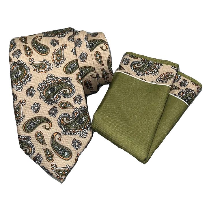 Corbata en beige con cachemir en verde y oro. Pañuelo verde con ribete cachemir a juego.