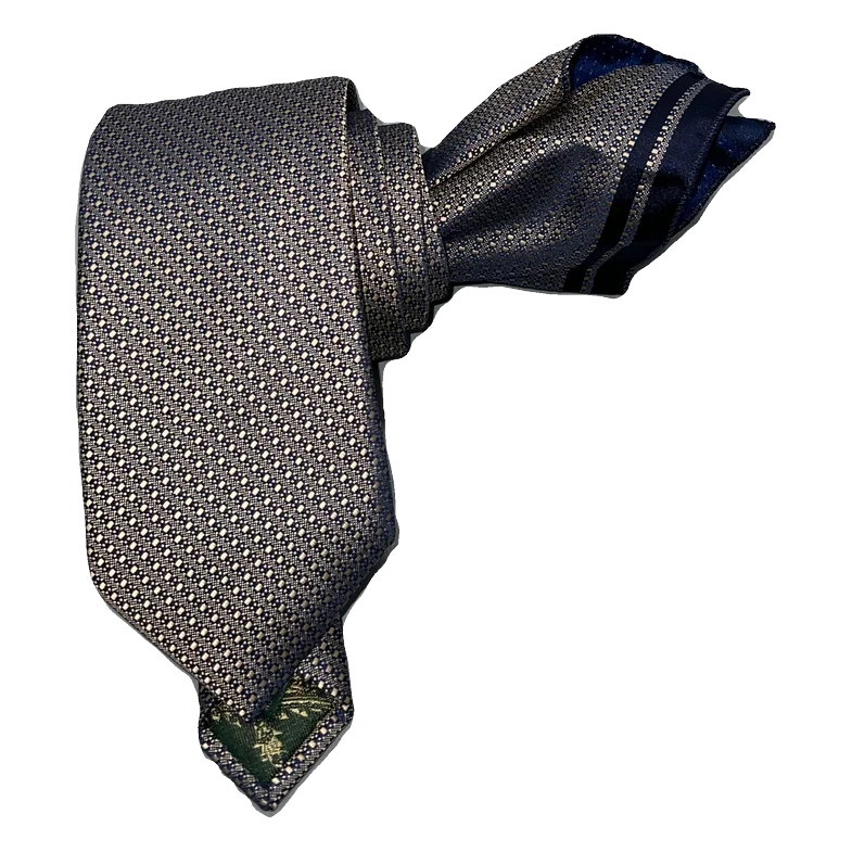 Corbata efecto tornasol en ocre claro con marino. Pañuelo a juego con ribete marino.