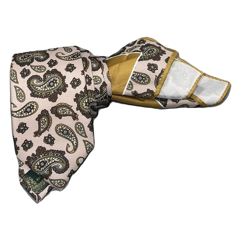 Corbata beige claro con cachemir en verdes. Pañuelo en pistacho con detalle de cachemir.