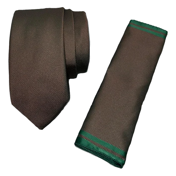 Corbata falso liso verde seco. Pañuelo a juego.