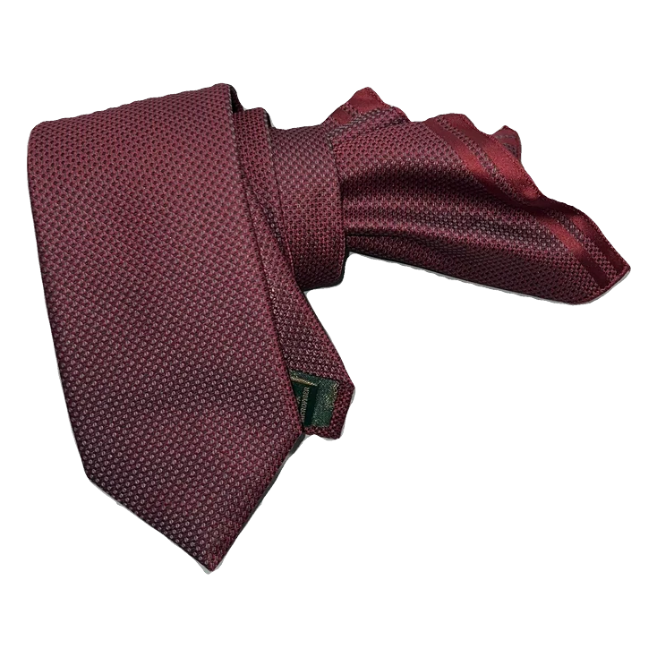 Corbata falso liso granate. Pañuelo a juego.