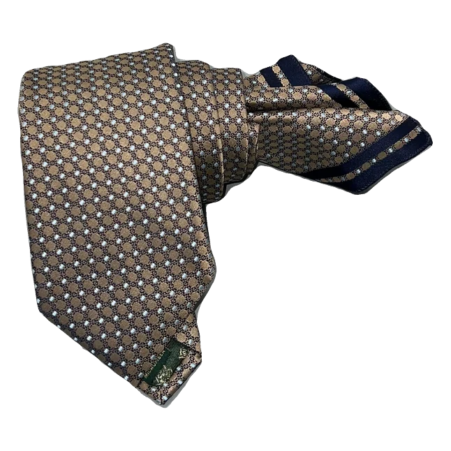 Corbata ocre con dibujo en marino y punto celeste. Pañuelo a juego con ribete marino.