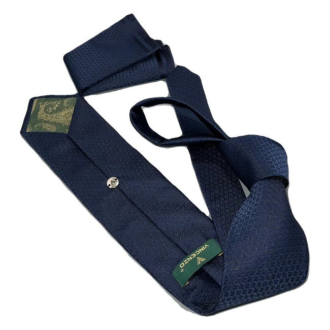 Corbata en azul marino. Pañuelo a juego.