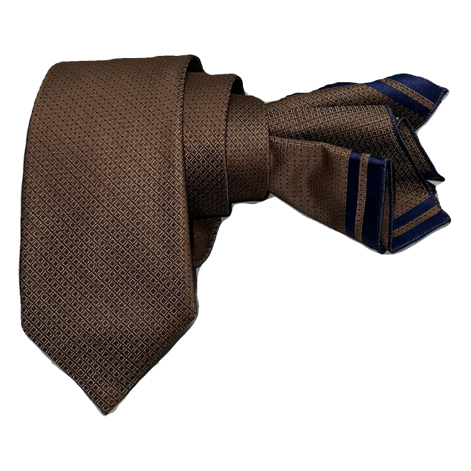 Corbata cobriza con destellos en marino. Pañuelo a juego con ribete marino.