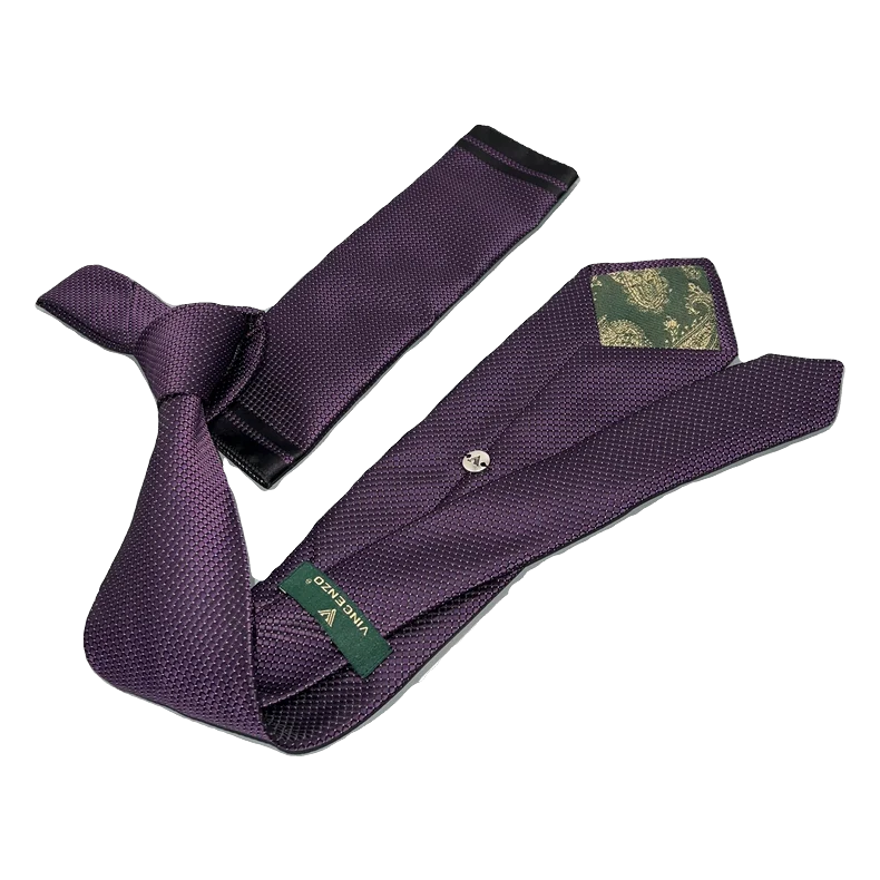 Corbata morada con punto gris. Pañuelo a juego con ribete negro.