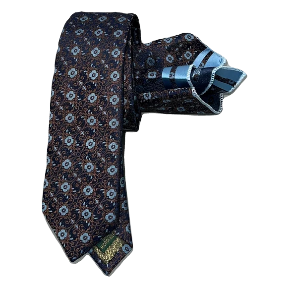 Corbata marino con pequeño cachemir en cobre y flor en celeste. Pañuelo a juego con ribete celeste.