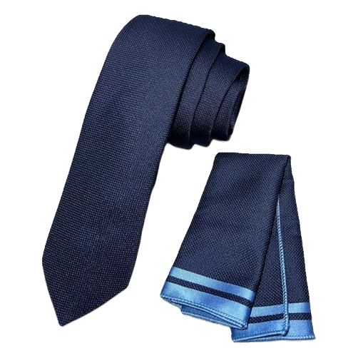Corbata azul marino. Pañuelo a juego con ribete en celeste.