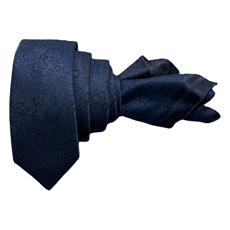 Corbata azul marino con rombo satinado. Pañuelo a juego.