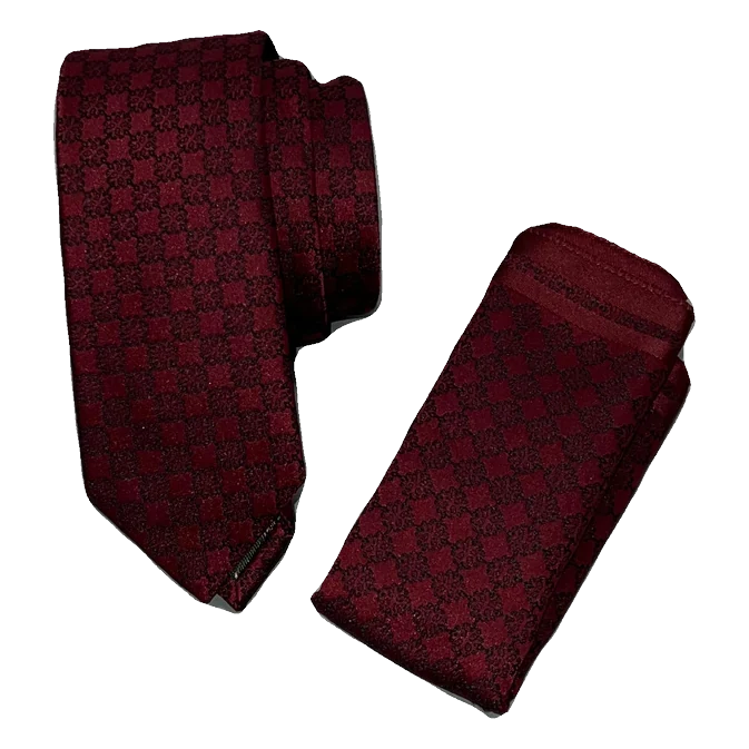 Corbata burdeos con dibujo en negro. Pañuelo a juego con ribete burdeos.