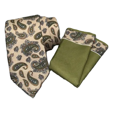Corbata en beige con cachemir en verde y oro. Pañuelo verde con ribete cachemir a juego.