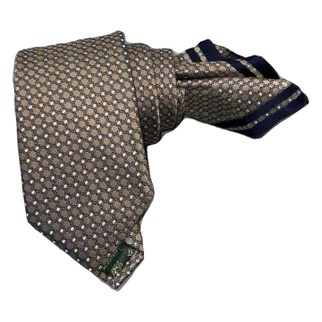 Corbata ocre con dibujo en marino y punto celeste. Pañuelo a juego con ribete marino.