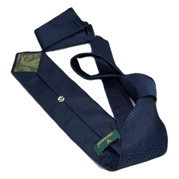 Corbata en azul marino. Pañuelo a juego.