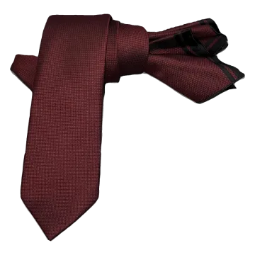 Corbata granate falso liso. Pañuelo a juego con ribete negro.