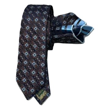 Corbata marino con pequeño cachemir en cobre y flor en celeste. Pañuelo a juego con ribete celeste.