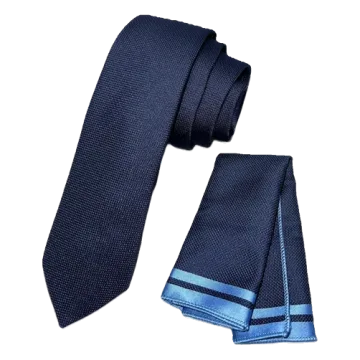 Corbata azul marino. Pañuelo a juego con ribete en celeste.