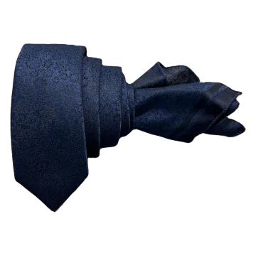 Corbata azul marino con rombo satinado. Pañuelo a juego.